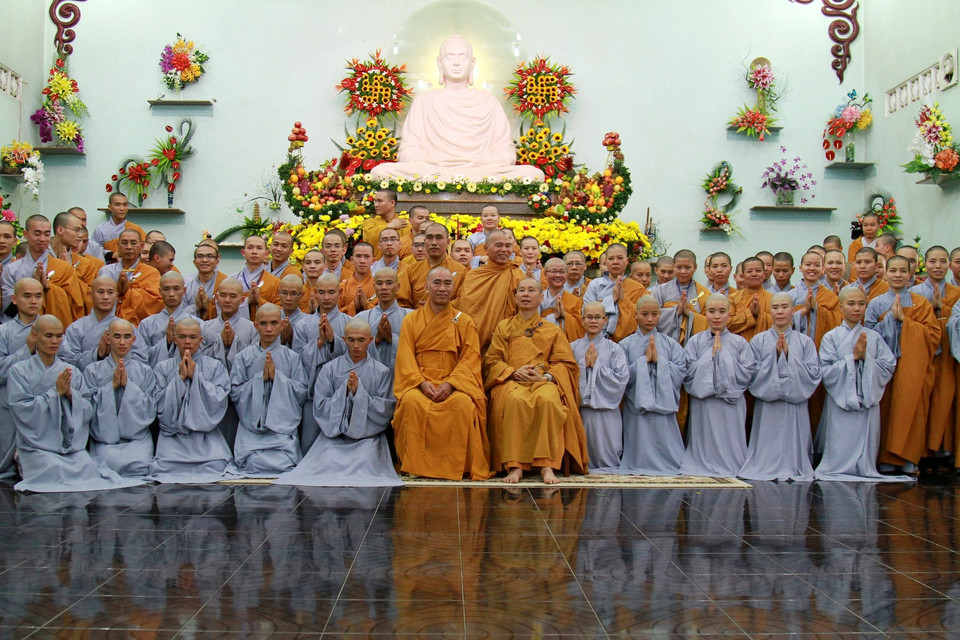 Và có lẽ mong muốn của Thượng tọa Thích Chân Quang đã và đang thành hiện thực khi các quý Sư thầy, Sư cô trong chùa có độ tuổi rất trẻ, từ 25-35 tuổi. (Ảnh: Xuân Mai/Vietnam+)