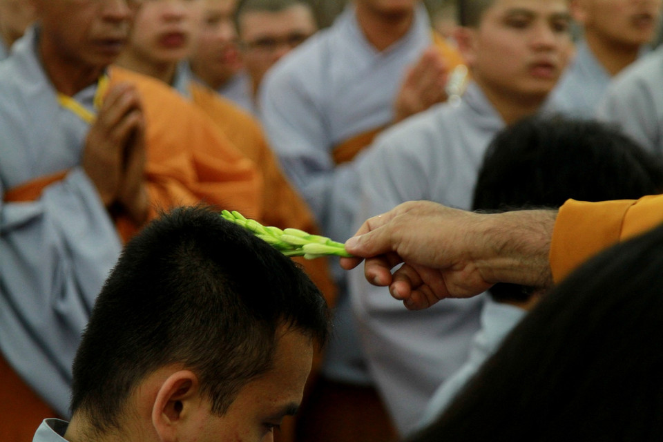  Trong khi đại chúng đồng trì tụng chú Đại Bi. (Ảnh: Xuân Mai/Vietnam+)