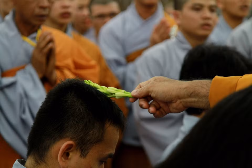  Trong khi đại chúng đồng trì tụng chú Đại Bi. (Ảnh: Xuân Mai/Vietnam+)