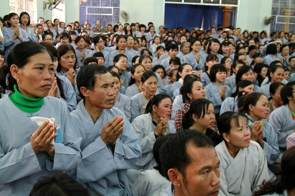 Phật tử thuộc các Đạo tràng Phật Quang, cha mẹ, gia đình và bằng hữu của những hành giả sắp xuất gia mắt ngấn lệ dõi theo từng bước lễ. (Ảnh: Xuân Mai/Vietnam+)