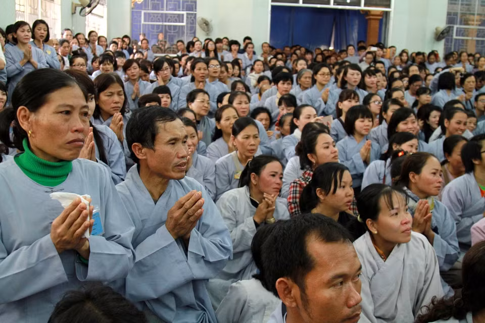 Phật tử thuộc các Đạo tràng Phật Quang, cha mẹ, gia đình và bằng hữu của những hành giả sắp xuất gia mắt ngấn lệ dõi theo từng bước lễ. (Ảnh: Xuân Mai/Vietnam+)