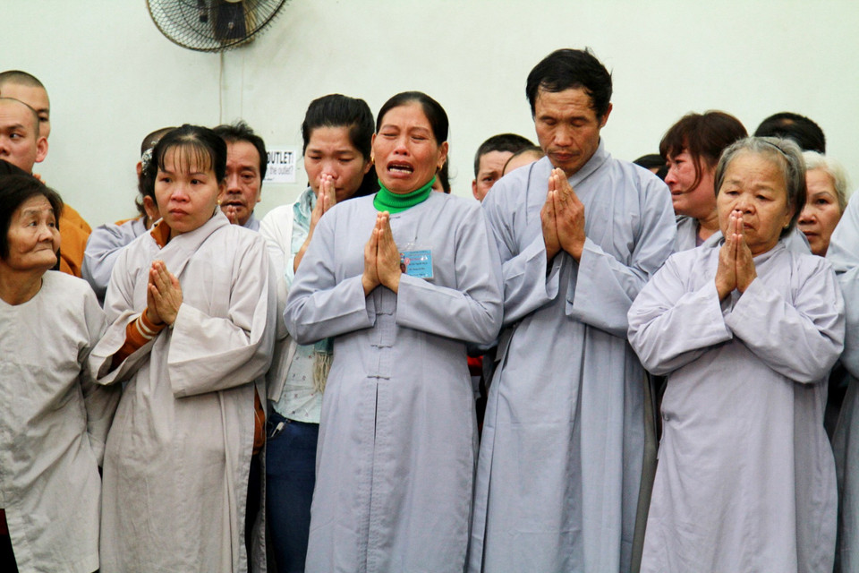 Cha mẹ, người thân nghẹn ngào nhận lạy của con, cháu. (Ảnh: Xuân Mai/Vietnam+)