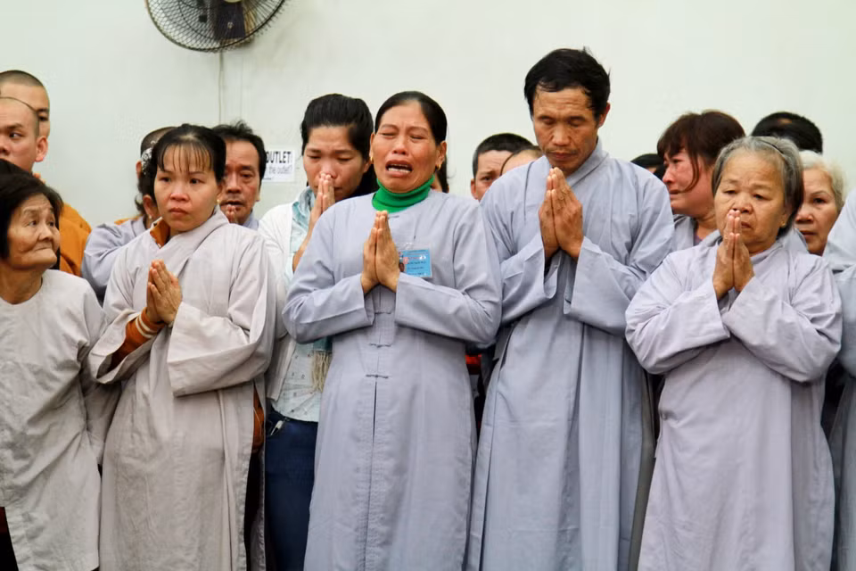 Cha mẹ, người thân nghẹn ngào nhận lạy của con, cháu. (Ảnh: Xuân Mai/Vietnam+)