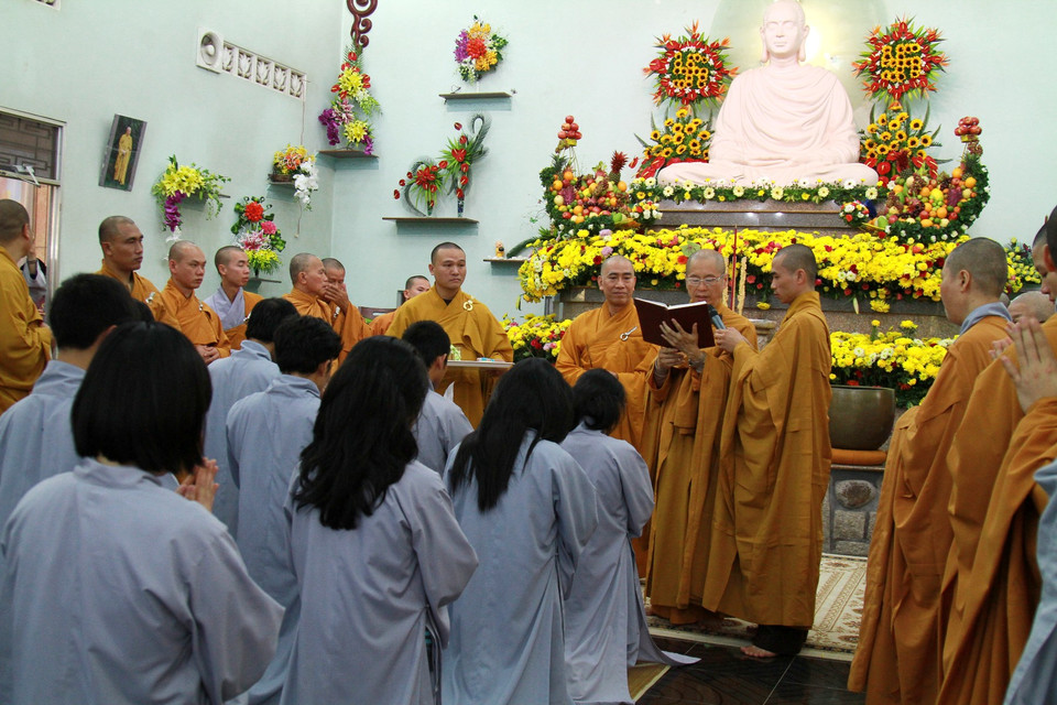 Thượng tọa Thích Chân Quang sái tịnh để chuẩn bị làm lễ thế phát cho các thiện nam tử, thiện nữ tử. (Ảnh: Xuân Mai/Vietnam+)