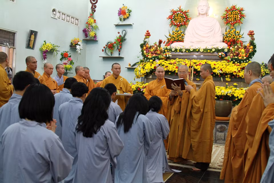 Thượng tọa Thích Chân Quang sái tịnh để chuẩn bị làm lễ thế phát cho các thiện nam tử, thiện nữ tử. (Ảnh: Xuân Mai/Vietnam+)