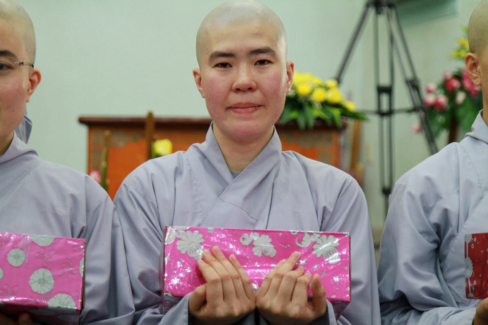 Từ nay tân giới tử này sẽ không còn là Lê Thị Ngọc của ngày hôm qua. (Ảnh: Xuân Mai/Vietnam+)