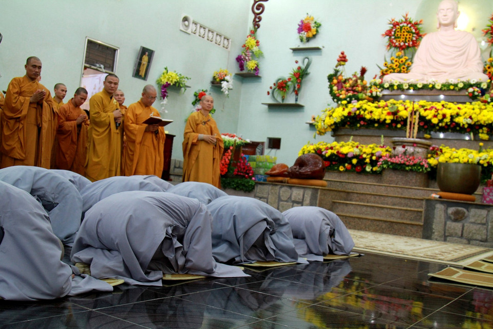 Tiếp tục nghi thức sau cùng là đảnh lễ Tam bảo, Thầy tổ. (Ảnh: Xuân Mai/Vietnam+)