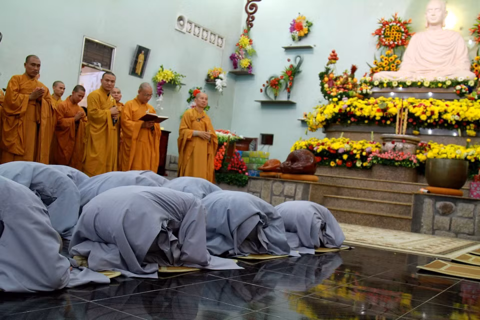 Tiếp tục nghi thức sau cùng là đảnh lễ Tam bảo, Thầy tổ. (Ảnh: Xuân Mai/Vietnam+)