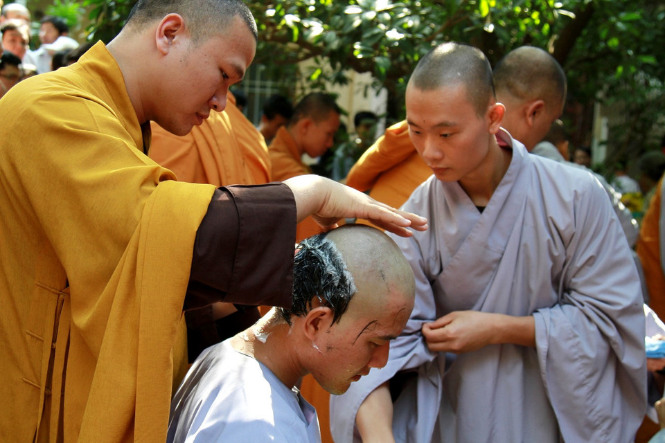 Sau khoảnh khắc này, các tân tu sỹ sẽ tiếp nối mạng mạch Phật pháp và sự nghiệp Thầy tổ trên con đường hoằng hóa độ sanh. (Ảnh: Xuân Mai/Vietnam+)