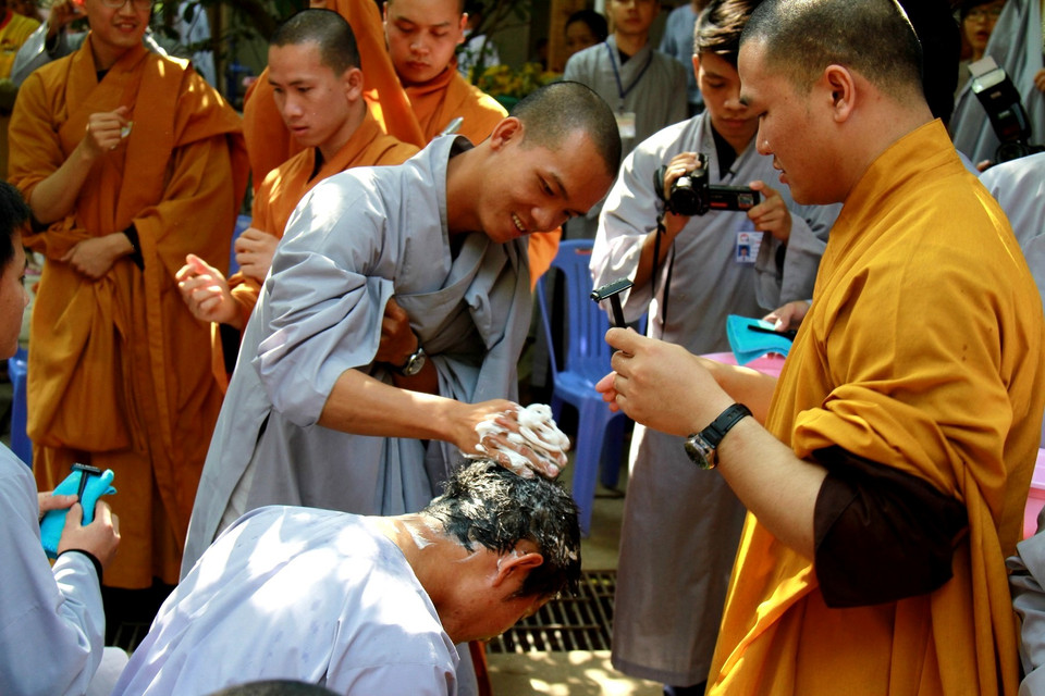 Tẩy sạch bụi trần. (Ảnh: Xuân Mai/Vietnam+)