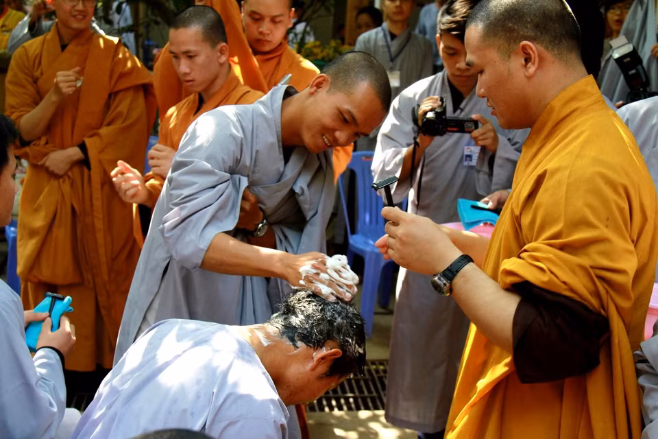 Tẩy sạch bụi trần. (Ảnh: Xuân Mai/Vietnam+)