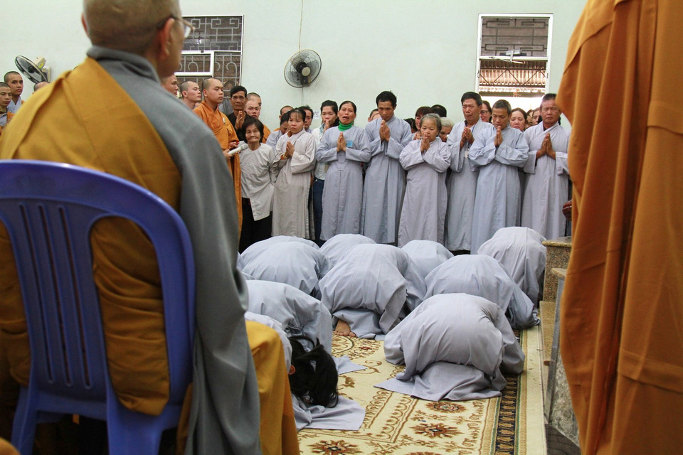 Các Phật tử cúi lạy cha mẹ ba lạy để tỏ lòng biết ơn và trả hiếu đáp đền lại công ơn giáo dưỡng sâu dày. Từ đó về sau, người xuất gia không còn lạy cha mẹ nữa, vì sợ cha mẹ bị tổn đức. (Ảnh: Xuân Mai/Vietnam+)