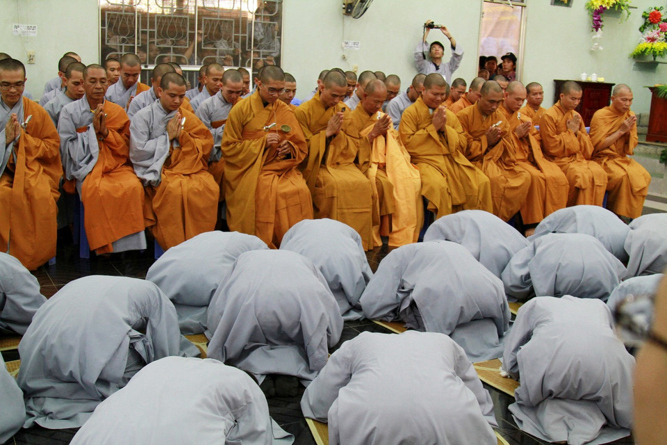 Cúi lạy nhận các sư huynh. (Ảnh: Xuân Mai/Vietnam+)