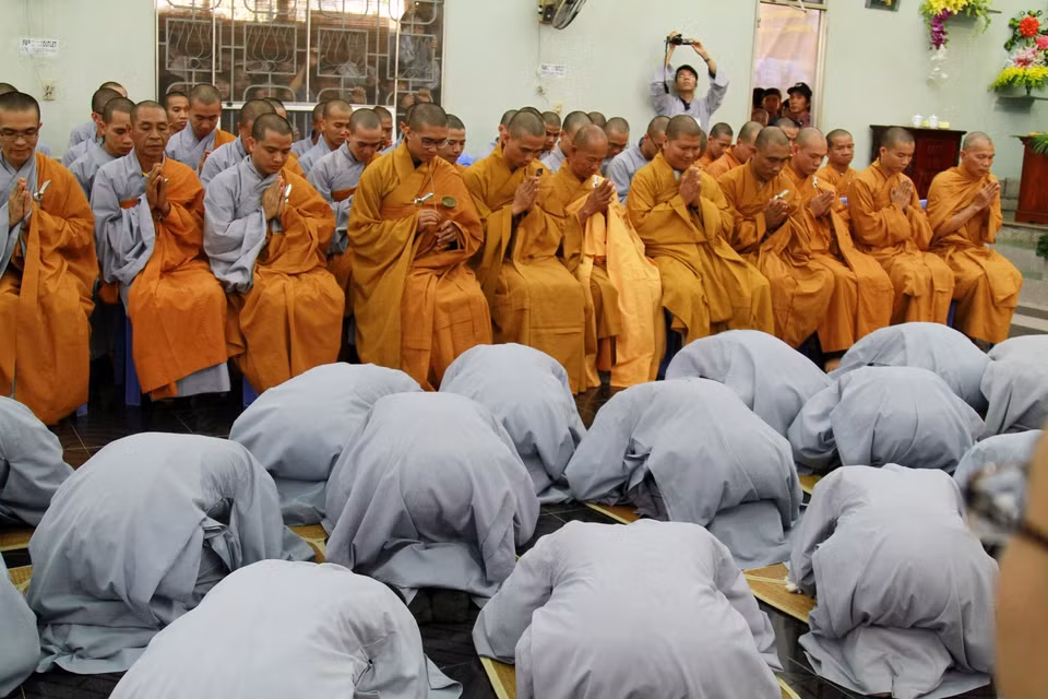 Cúi lạy nhận các sư huynh. (Ảnh: Xuân Mai/Vietnam+)