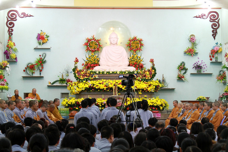 Không khí trang nghiêm và thanh tịnh của buổi lễ. (Ảnh: Xuân Mai/Vietnam+)