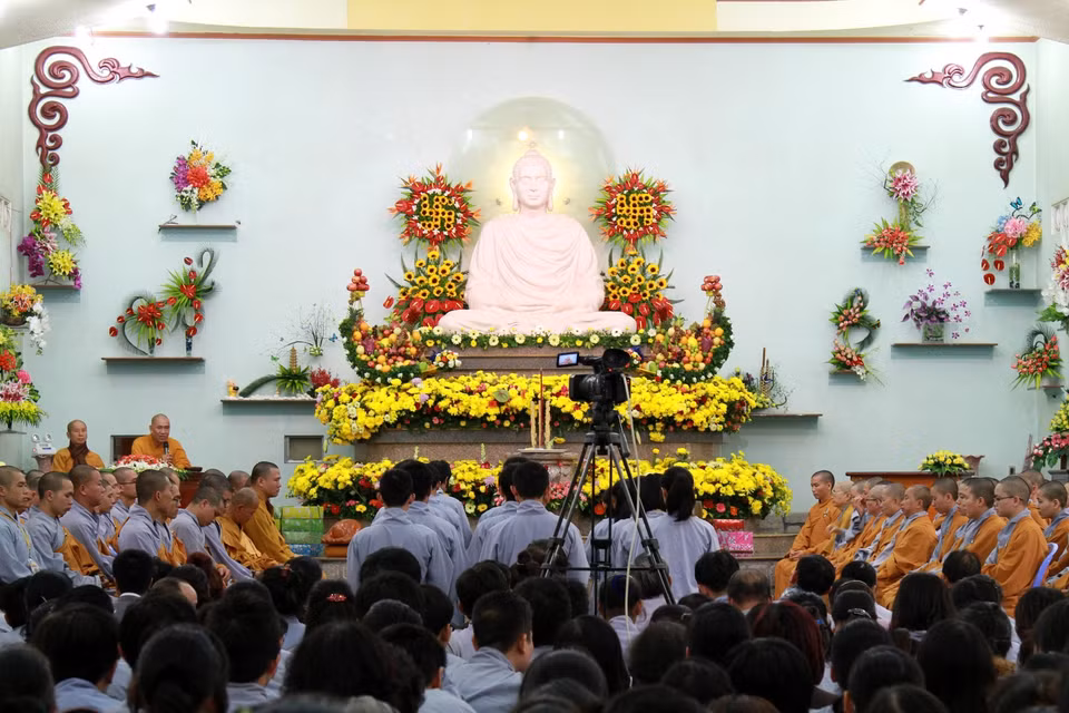 Không khí trang nghiêm và thanh tịnh của buổi lễ. (Ảnh: Xuân Mai/Vietnam+)