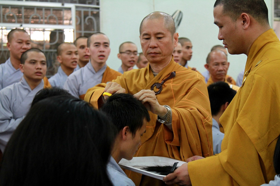 'Mái tóc phiền não' từ đây được đoạn lìa với sự gia trì của Chư tôn đức Tăng Ni, chứng kiến của cha mẹ, bà con và bè bạn. (Ảnh: Xuân Mai/Vietnam+)