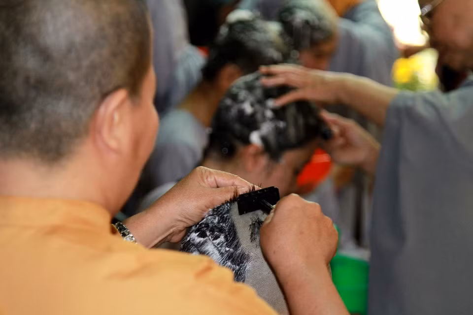 Đây là những giây phút để lại nhiều xúc động... (Ảnh: Xuân Mai/Vietnam+)