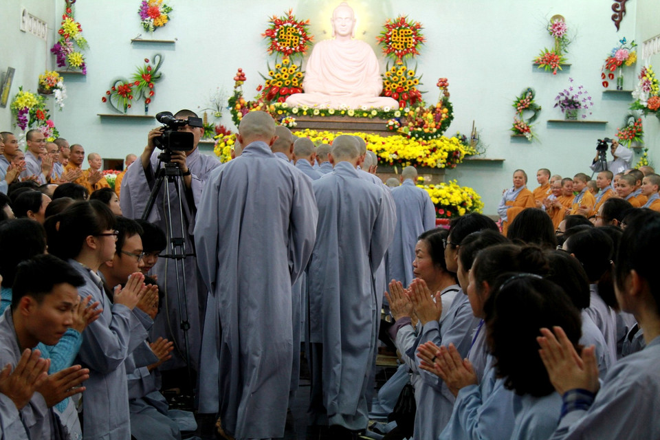 17 vị giờ đây người mỉm cười, người vừa miệng cười mà mắt ngấn lệ đi ngang các Phật tử chứng giám, bước vào chính điện...(Ảnh: Xuân Mai/Vietnam+)