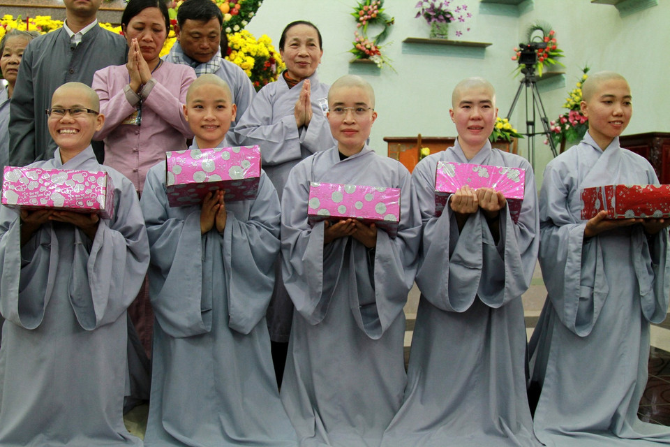 Người khóc người cười trong hạnh phúc. (Ảnh: Xuân Mai/Vietnam+)