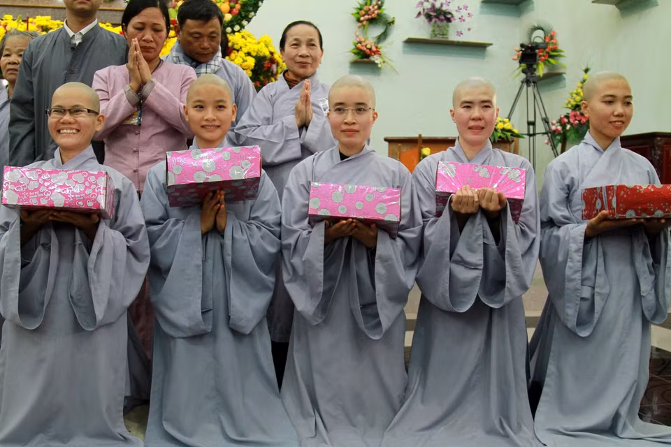 Người khóc người cười trong hạnh phúc. (Ảnh: Xuân Mai/Vietnam+)