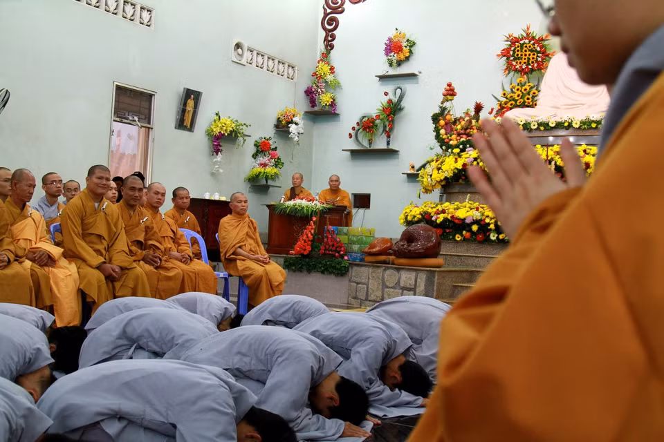Cúi lạy nhận các sư tỷ. (Ảnh: Xuân Mai/Vietnam+)