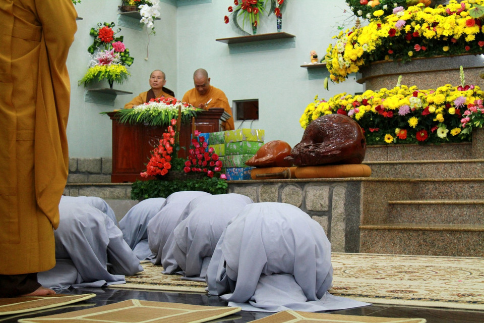 Cúi lạy sư phụ ba lạy. (Ảnh: Xuân Mai/Vietnam+)