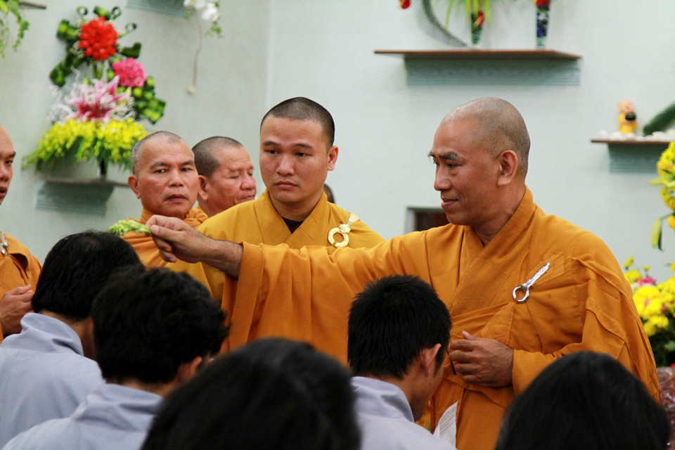 Thượng tọa Thích Tâm Đức làm lễ thế phát... (Ảnh: Xuân Mai/Vietnam+)