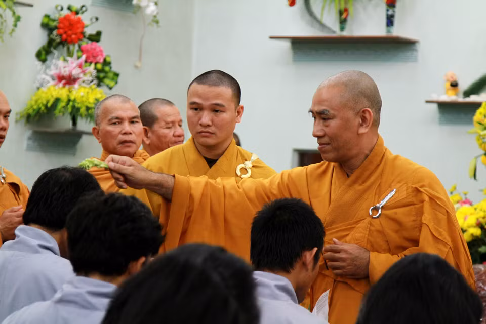 Thượng tọa Thích Tâm Đức làm lễ thế phát... (Ảnh: Xuân Mai/Vietnam+)
