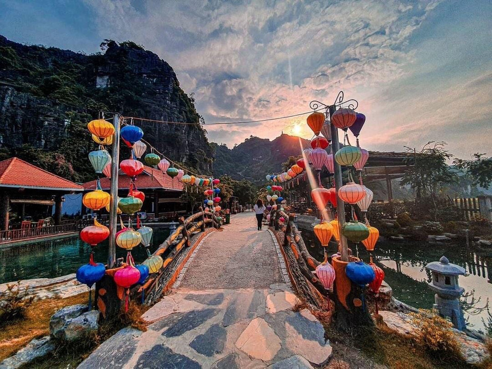 Đến với Ninh Bình, nhất định không thể bỏ qua ẩm thực với những món đặc sản như cơm cháy, cơm cháy sốt dê, dê tái chanh, dê nướng, gà nướng lá sen, nộm ngó sen... (Ảnh: CTV/Vietnam+)