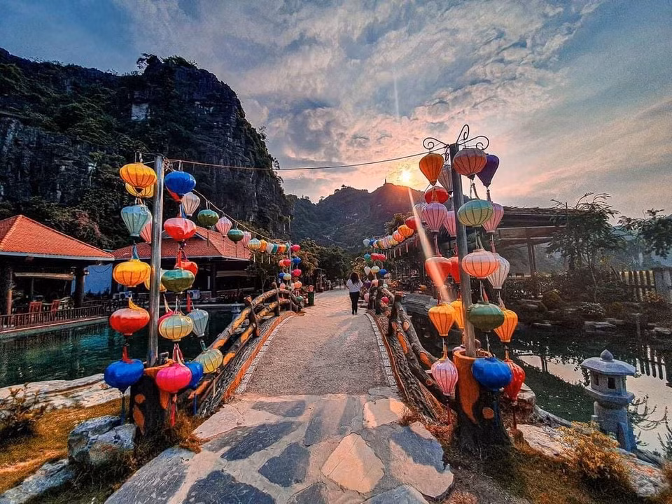 Đến với Ninh Bình, nhất định không thể bỏ qua ẩm thực với những món đặc sản như cơm cháy, cơm cháy sốt dê, dê tái chanh, dê nướng, gà nướng lá sen, nộm ngó sen... (Ảnh: CTV/Vietnam+)