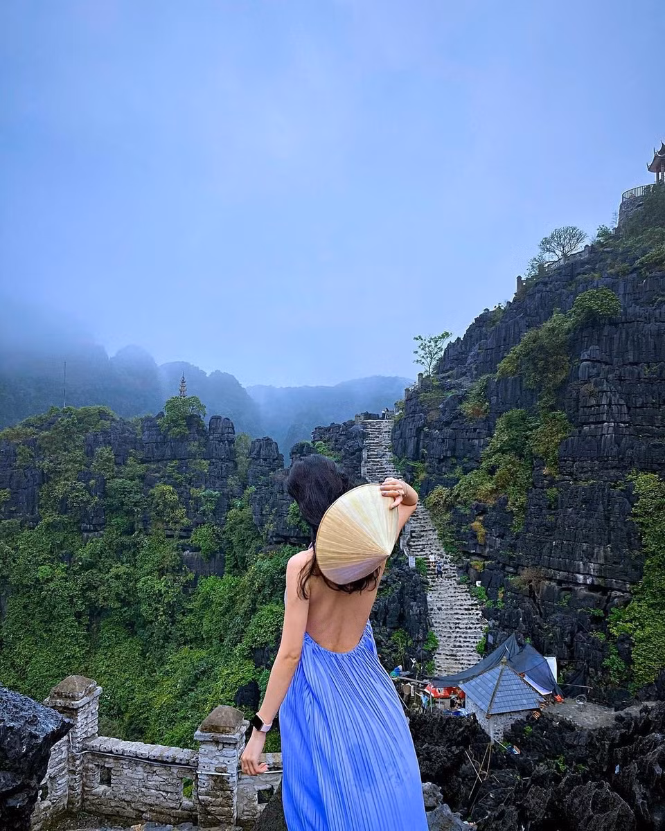 Dưới chân núi múa là hồ sen rộng nhất Ninh Bình với con đường gỗ hình trái tim đã bắt đầu cho những nụ hoa sớm đầu tiên. Những thác nước nhân tạo, vườn xương rồng khổng lồ hay đảo ngọc giữa hồ cũng là những địa điểm rất được yêu thích. (Ảnh: CTV/Vietnam+)