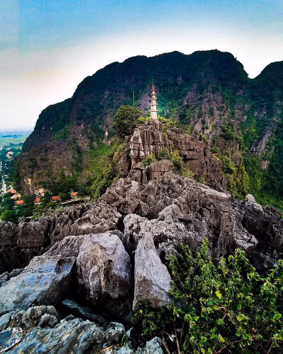 Trong các điểm đến ở Ninh Bình, Hang Múa được mệnh danh là ‘đệ nhất sống ảo’ của vùng đất cố đô và là một trong những điểm đến được yêu thích nhất. Đáng nói, từ Hang Múa đi sang các khu du lịch khác như Tràng An, chùa Bái Đính, Tam Cốc Bích Động,... đều rất tiện lợi vì cùng nằm trong quần thể danh thắng cố đô Hoa Lư. (Ảnh: CTV/Vietnam+)