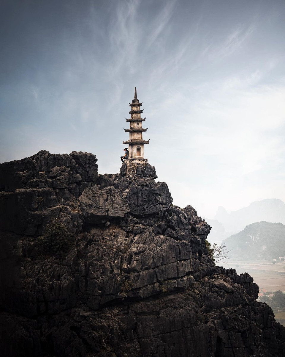 Hang Múa mới nổi lên vài năm gần đây nhưng đã là điểm đến không thể bỏ lỡ khi đến Ninh Bình với cả du khách trong và ngoài nước. Đây được mệnh danh là ‘thánh địa check-in,’ ‘đệ nhất sống ảo’ của giới trẻ. (Ảnh: CTV/Vietnam+)