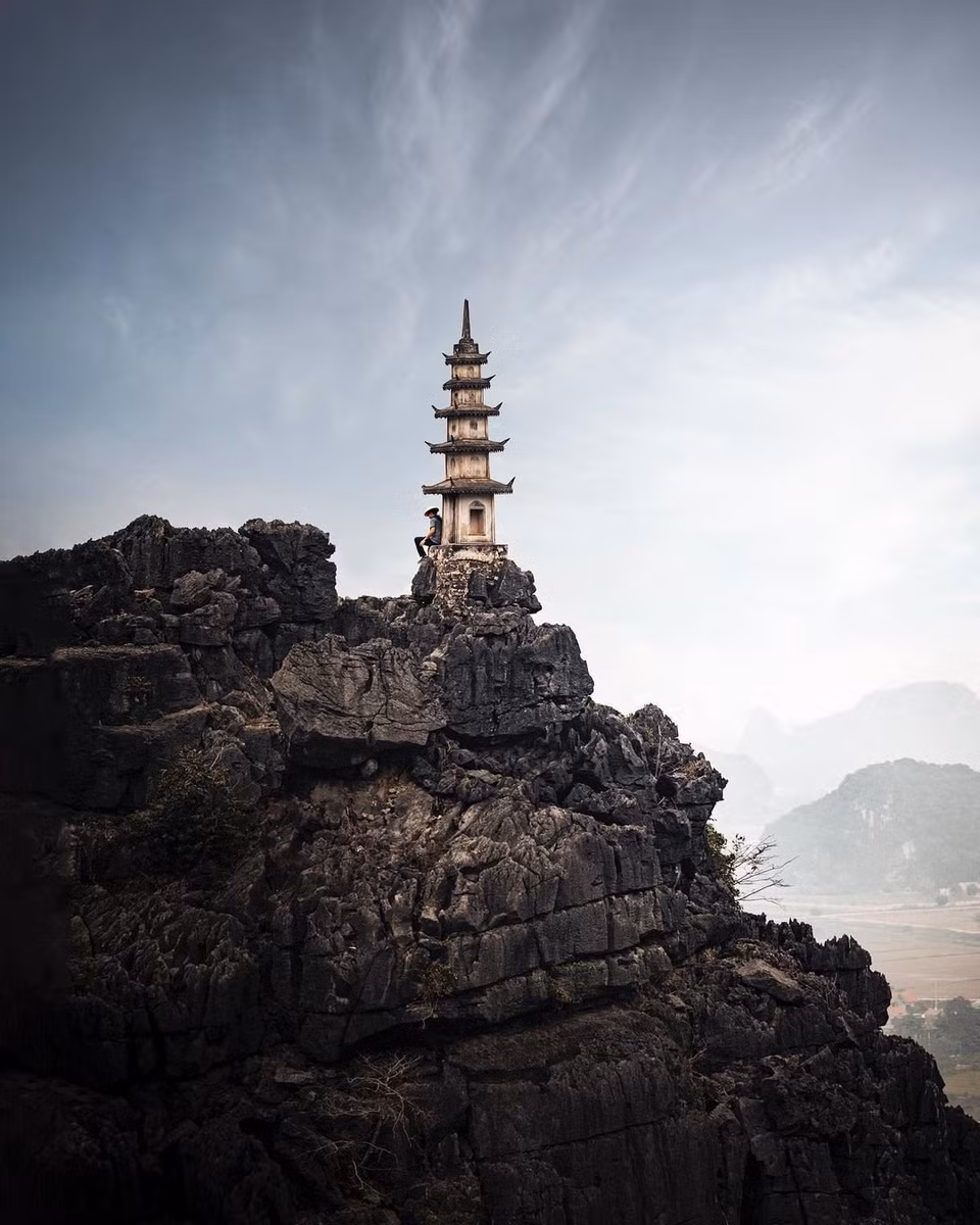 Hang Múa mới nổi lên vài năm gần đây nhưng đã là điểm đến không thể bỏ lỡ khi đến Ninh Bình với cả du khách trong và ngoài nước. Đây được mệnh danh là ‘thánh địa check-in,’ ‘đệ nhất sống ảo’ của giới trẻ. (Ảnh: CTV/Vietnam+)