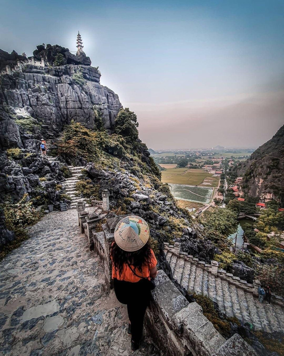  Hang Múa hay còn được gọi là ‘Vạn lý trường thành phiên bản Việt’ là địa điểm ngắm mùa lúa đẹp nhất Ninh Bình ở thời điểm này. Những cánh đồng lúa xanh được thâu trọn vào trong tầm mắt khi đứng trên đỉnh núi Ngọa Long. Toàn bộ vùng Tam Cốc đều có thể được ngắm nhìn từ đỉnh núi này. (Ảnh: CTV/Vietnam+)