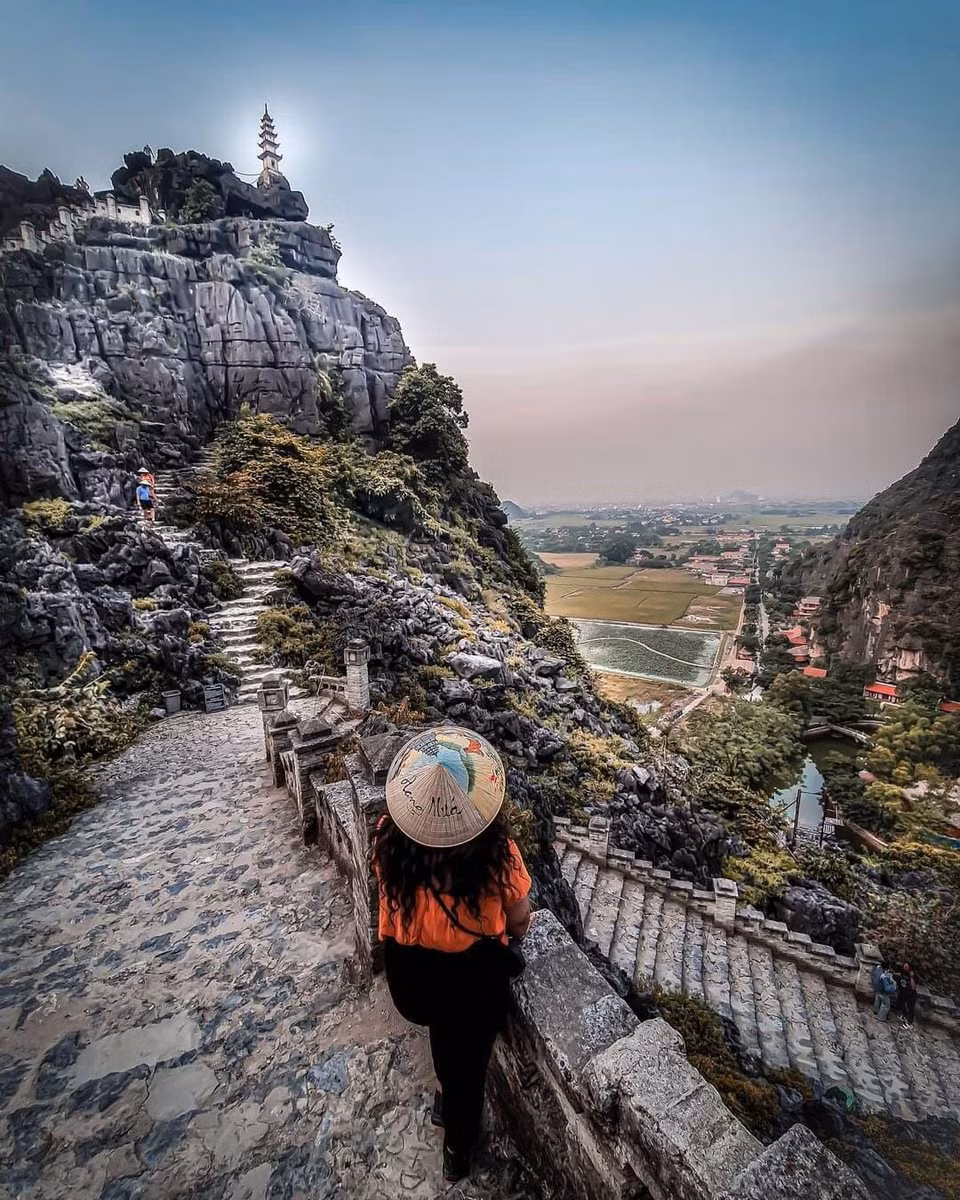  Hang Múa hay còn được gọi là ‘Vạn lý trường thành phiên bản Việt’ là địa điểm ngắm mùa lúa đẹp nhất Ninh Bình ở thời điểm này. Những cánh đồng lúa xanh được thâu trọn vào trong tầm mắt khi đứng trên đỉnh núi Ngọa Long. Toàn bộ vùng Tam Cốc đều có thể được ngắm nhìn từ đỉnh núi này. (Ảnh: CTV/Vietnam+)