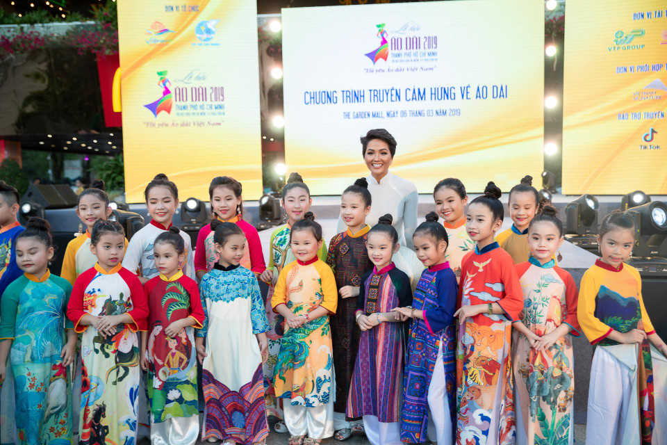 Nói về bộ áo dài trắng thổ cẩm, H'Hen Niê cho biết đây là tâm huyết mà nhà thiết kế Linh San dành cho cô trong hành trình mang vẻ đẹp Việt đến với thế giới. (Ảnh: Thiên An/Vietnam+)