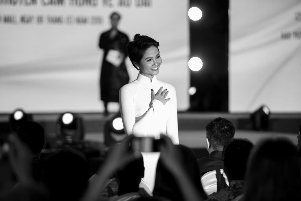 H’Hen Niê bật mí, cô yêu thích nhất là áo dài màu trắng, tuy đơn giản nhưng vô cùng nổi bật và tôn vinh nét đẹp của người phụ nữ Việt. (Ảnh: Thiên An/Vietnam+)