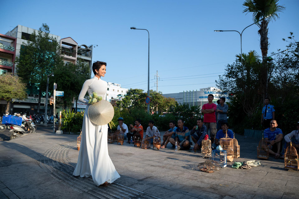 H’Hen Niê chia sẻ, chính khung cảnh và ánh nắng chiều đã thôi thúc cô quyết định phải bắt lấy khoảnh khắc đẹp. Bản thân H’Hen Niê cũng vô cùng tâm đắc với những bức ảnh này. (Ảnh: Thiên An/Vietnam+)