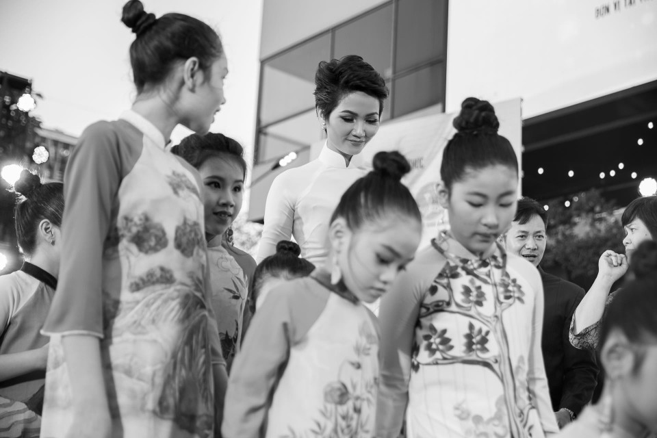 Trong vai trò Đại sứ hình ảnh Lễ hội áo dài Thành phố Hồ Chí Minh, Hoa hậu H’Hen Niê luôn đồng hành cùng chương trình trong các hoạt động quảng bá áo dài và tình yêu quê hương đất nước. (Ảnh: Thiên An/Vietnam+)