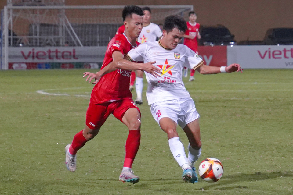 Đội khách Hồng Lĩnh Hà Tĩnh chủ động lùi sâu đội hình để tập trung cho mặt trận phòng ngự. (Ảnh: Việt Anh/Vietnam+)