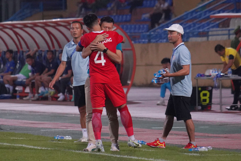 Bùi Tiến Dũng ăn mừng cùng Huấn luyện viên Thạch Bảo Khanh sau bàn thắng giải tỏa áp lực cho Viettel. (Ảnh: Việt Anh/Vietnam+)