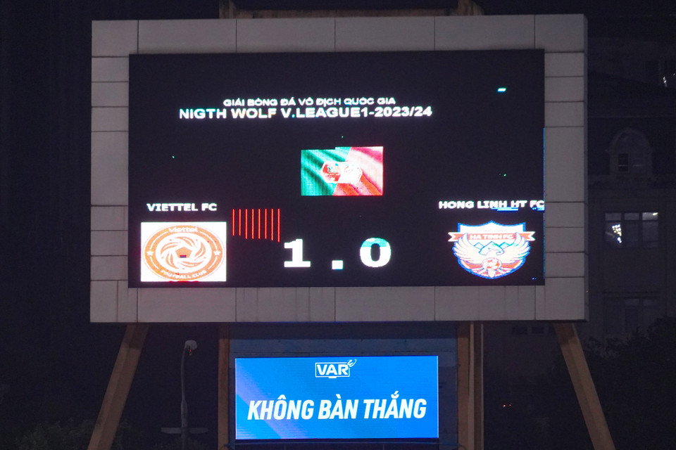 Đến phút thứ 90, hậu vệ Lâm Anh Quang có pha tranh chấp với thủ môn Văn Phong và đánh đầu tung lưới Viettel. Tuy nhiên VAR một lần nữa 'cứu thua' cho đội chủ nhà khi không công nhận bàn thắng do xác định lỗi của cầu thủ Hà Tĩnh. (Ảnh: Việt Anh/Vietnam+)