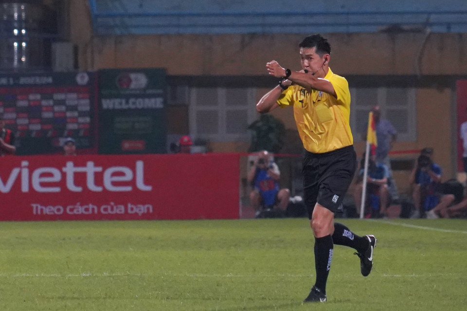 Phút thứ 63, Trọng tài chính Trần Ngọc Nhớ cho đội chủ nhà Viettel hưởng phạt đền sau khi tham khảo công nghệ VAR. (Ảnh: Việt Anh/Vietnam+)