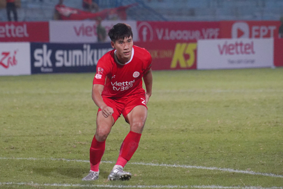 Bước sang hiệp hai, Câu lạc bộ Viettel tung tiền đạo Nhâm Mạnh Dũng vào sân để tăng cường sức tấn công. (Ảnh: Việt Anh/Vietnam+)