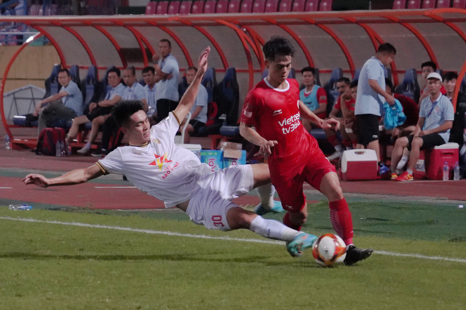 Pha vào bóng nguy hiểm của hậu vệ Vũ Viết Triều với tiền vệ Khuất Văn Khang. (Ảnh: Việt Anh/Vietnam+)