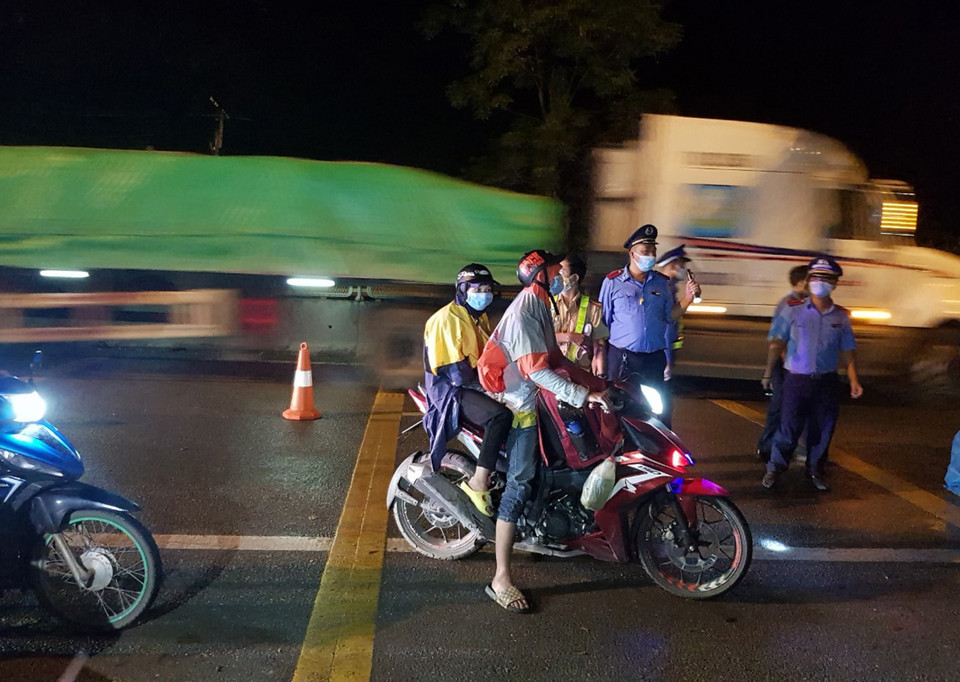  Trong đêm 4/10, rạng sáng 5/10, có gần 1.500 người đi xe môtô theo từng đoàn qua địa phận tỉnh Ninh Bình. (Ảnh: Đức Phương/TTXVN)