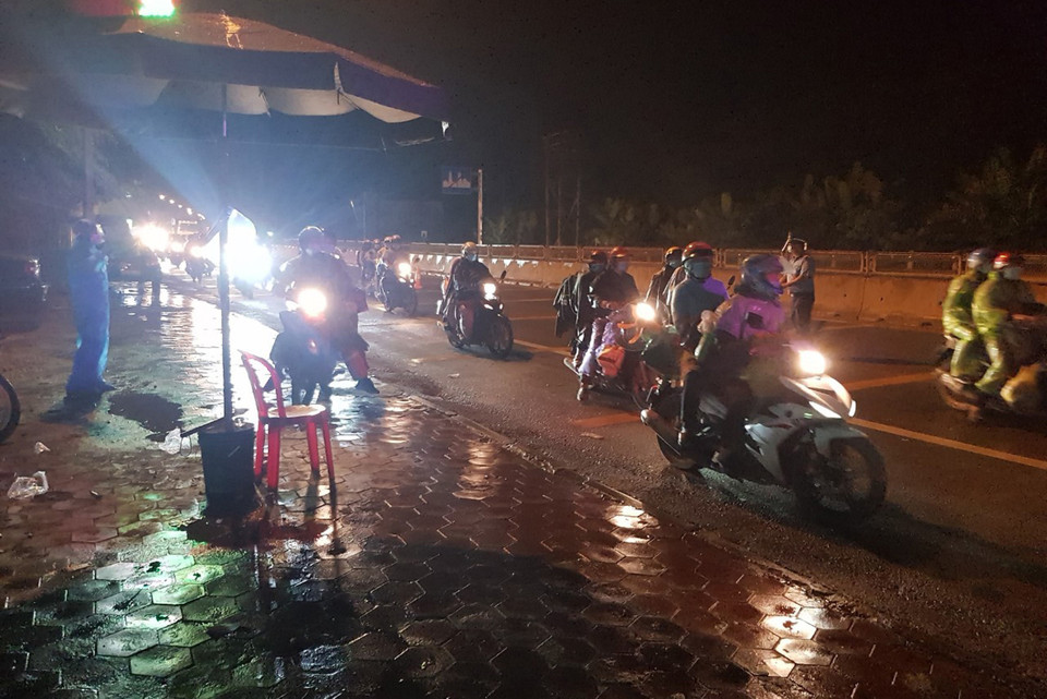  Nhiều người dân di chuyển trong đêm mưa lớn. (Ảnh: Đức Phương/TTXVN)