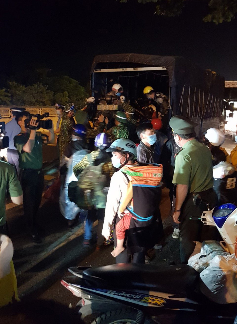  Lực lượng chức năng tỉnh Ninh Bình hỗ trợ công dân đi xe môtô qua địa bàn. (Ảnh: Đức Phương/TTXVN)